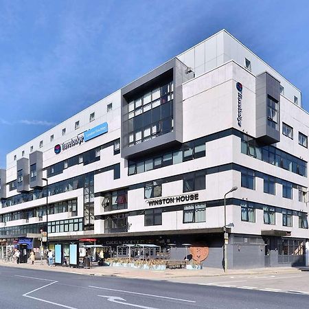 Travelodge London Finchley Bagian luar foto